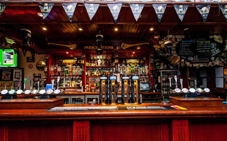 Douglas Hotel Aberdeen Mallones Irish Bar