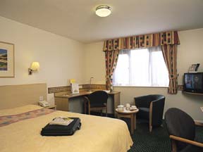 Days inn Bristol West hotel bedroom