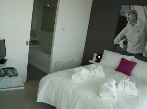 Staying Cool at the Rotunda Birmingham bedroom