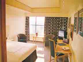 Ramada Plaza Gatwick bedroom